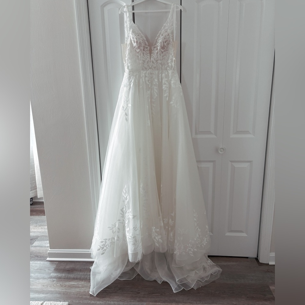 NEW WEDDING DRESS EMMA BRIDALS Size 0